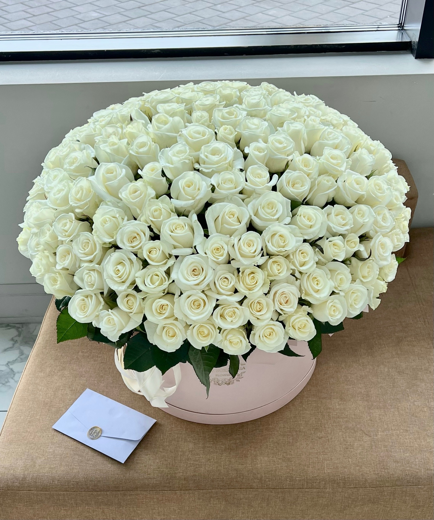 201 Білосніжна троянда в шляпній коробці XL «Білуга»