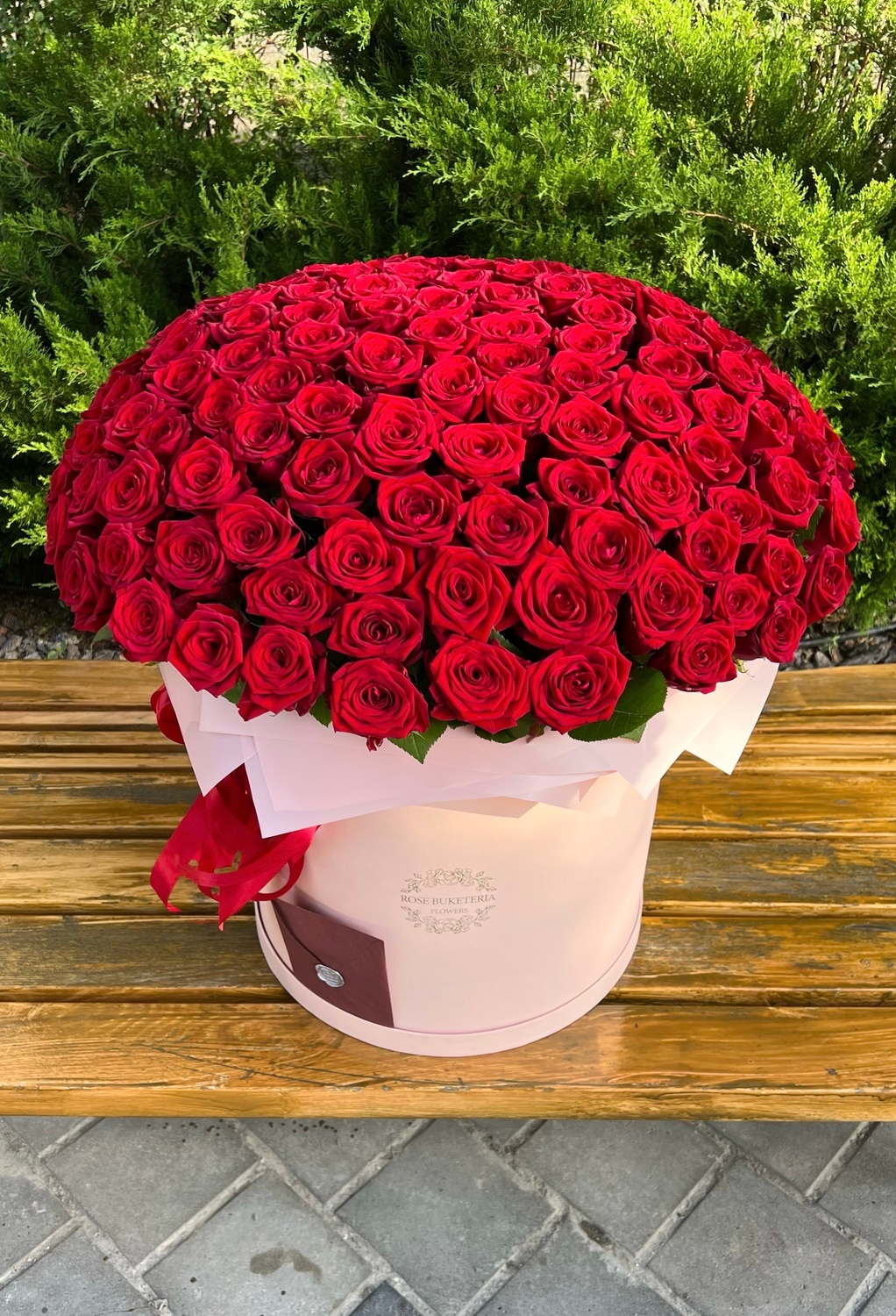 159 Красных роз в шляпной коробке XXL "Яркие мечты"