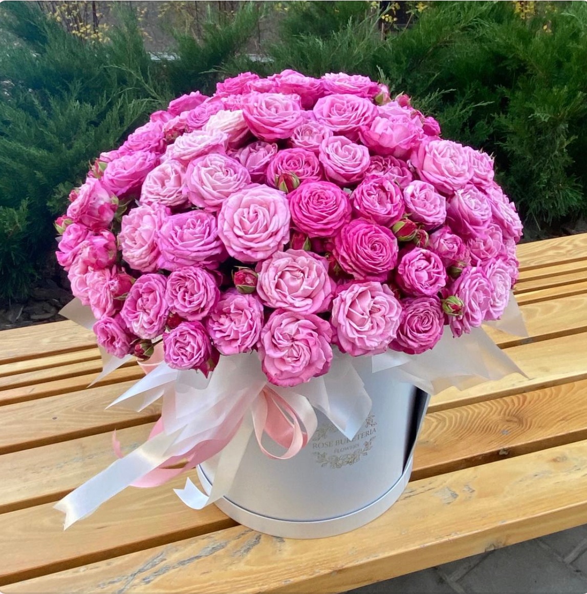 39 Кустовых роз в шляпной коробке L «Пышный, ароматный бутон»