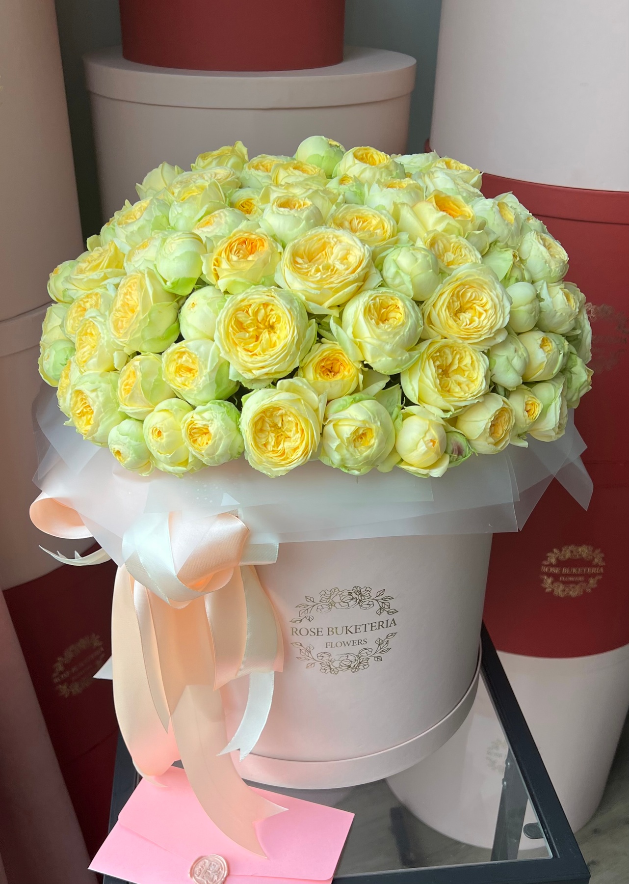 39 Піоновидні троянди в шляпній коробці L «Піоні баблс»