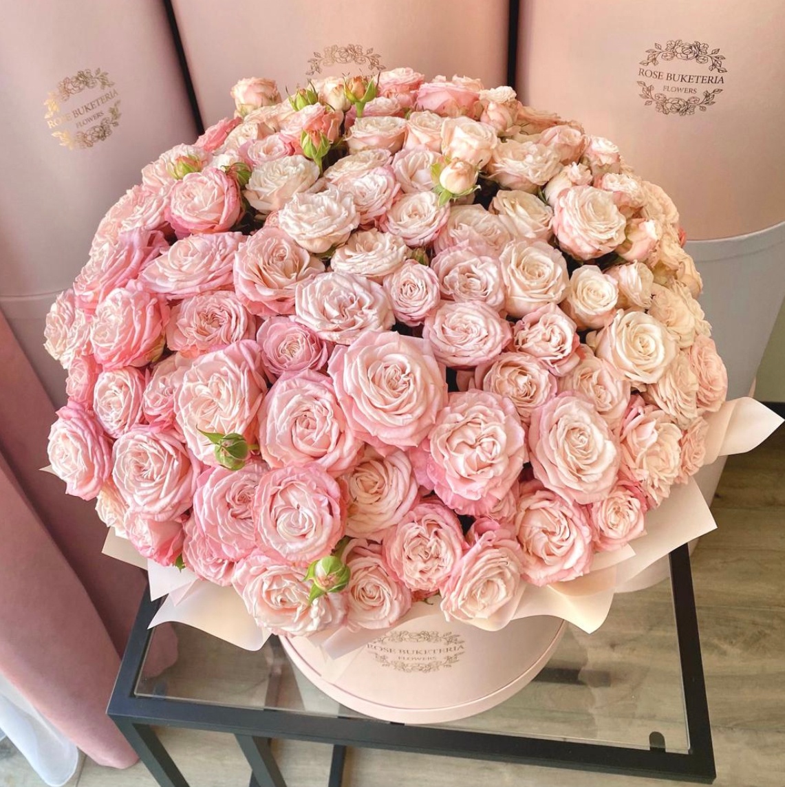 39 Кустовых роз в шляпной коробке L "Мадам Бомбастик"
