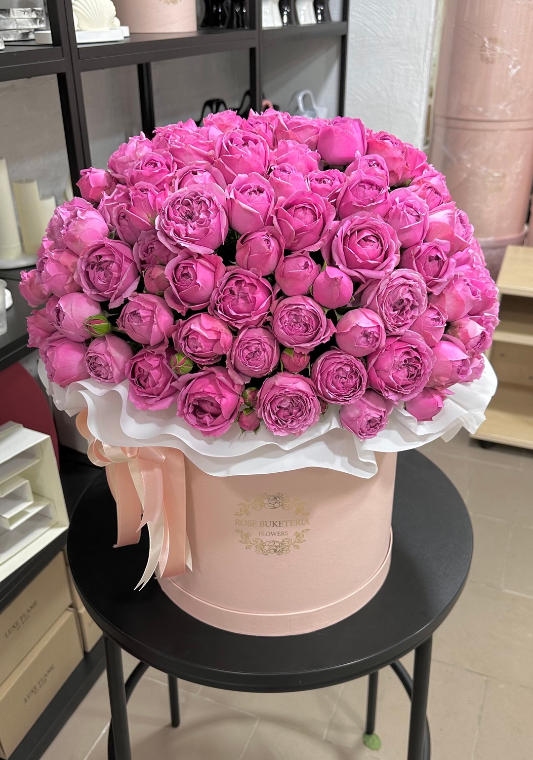 39 Кущових троянд в шляпній коробці L «Фарби кохання»