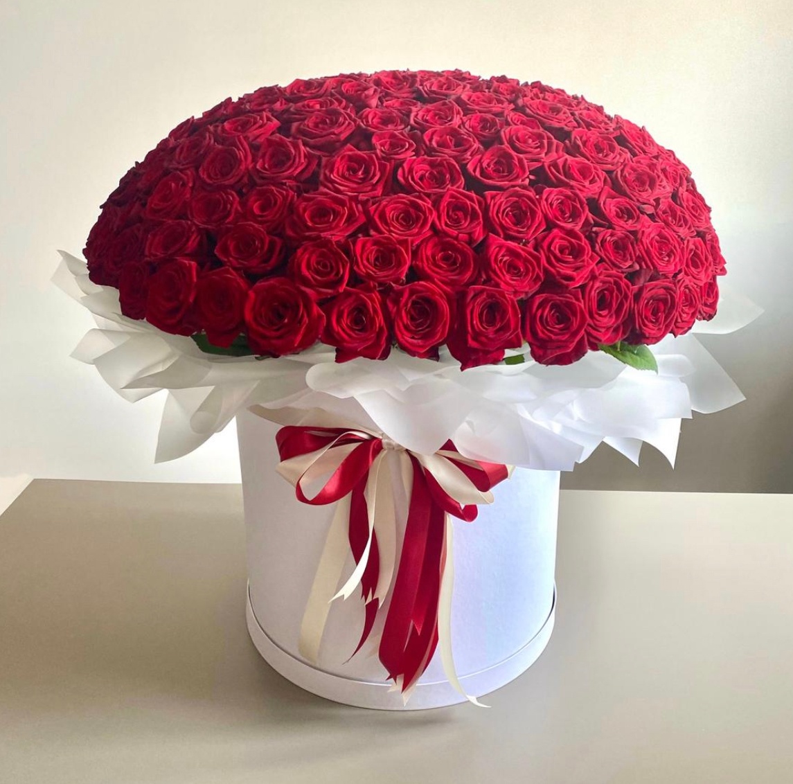 201 Червона троянда в шляпній коробці XXL "Вражаючий сюрприз"