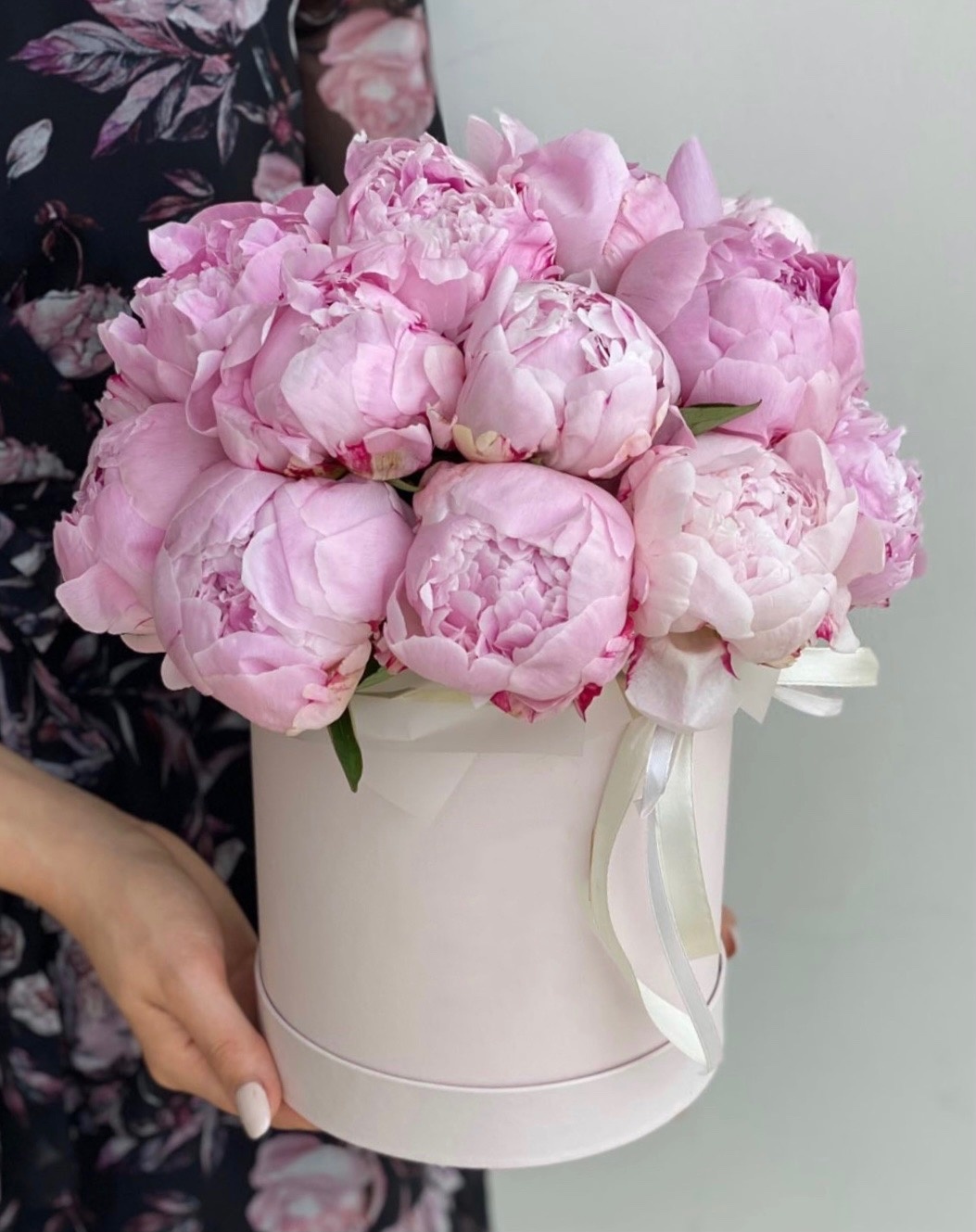 19 Розовых пион «Сара Бернар» в шляпной коробочке S