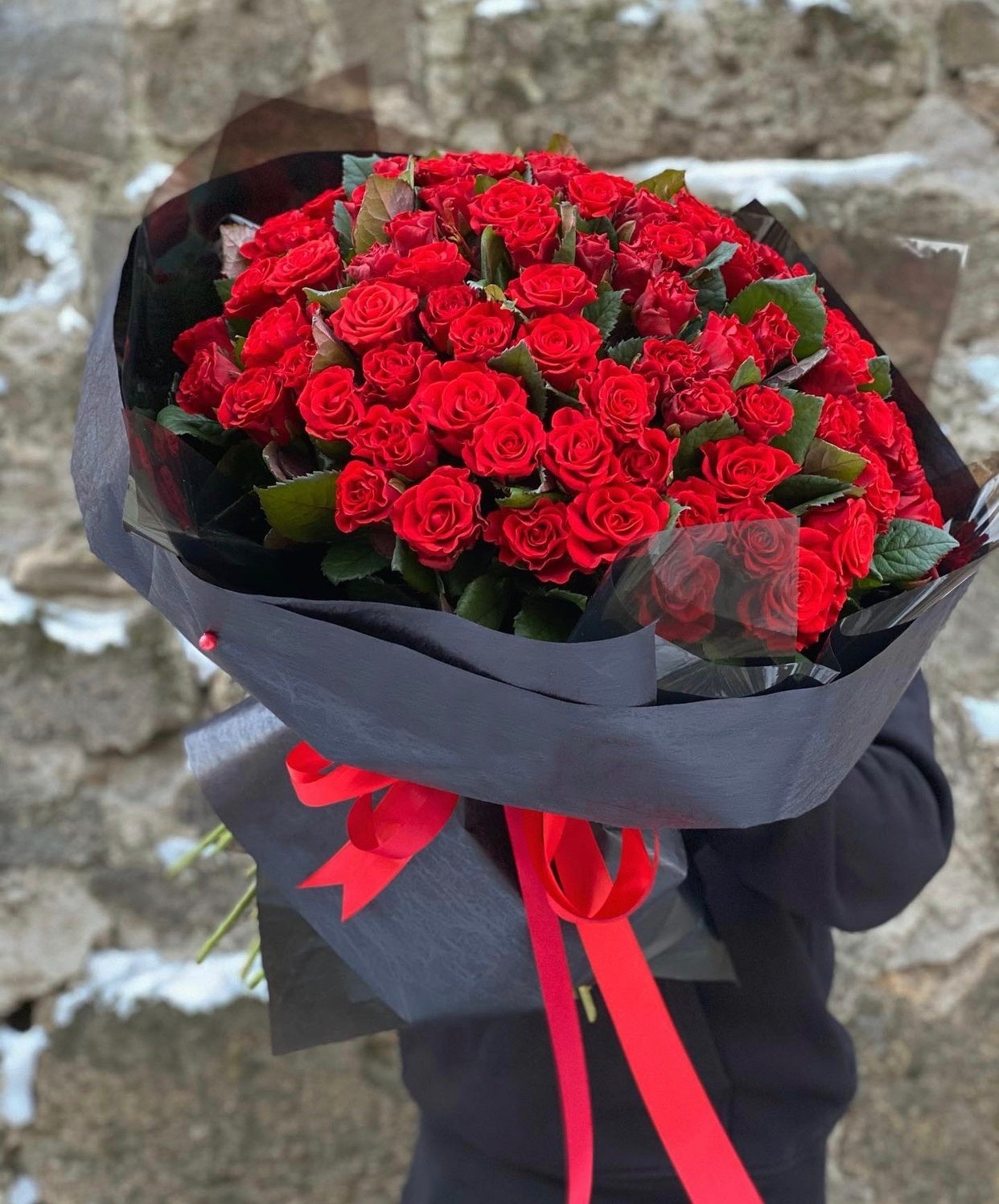 79 Красных роз, 60 см "Кружевная мечта"
