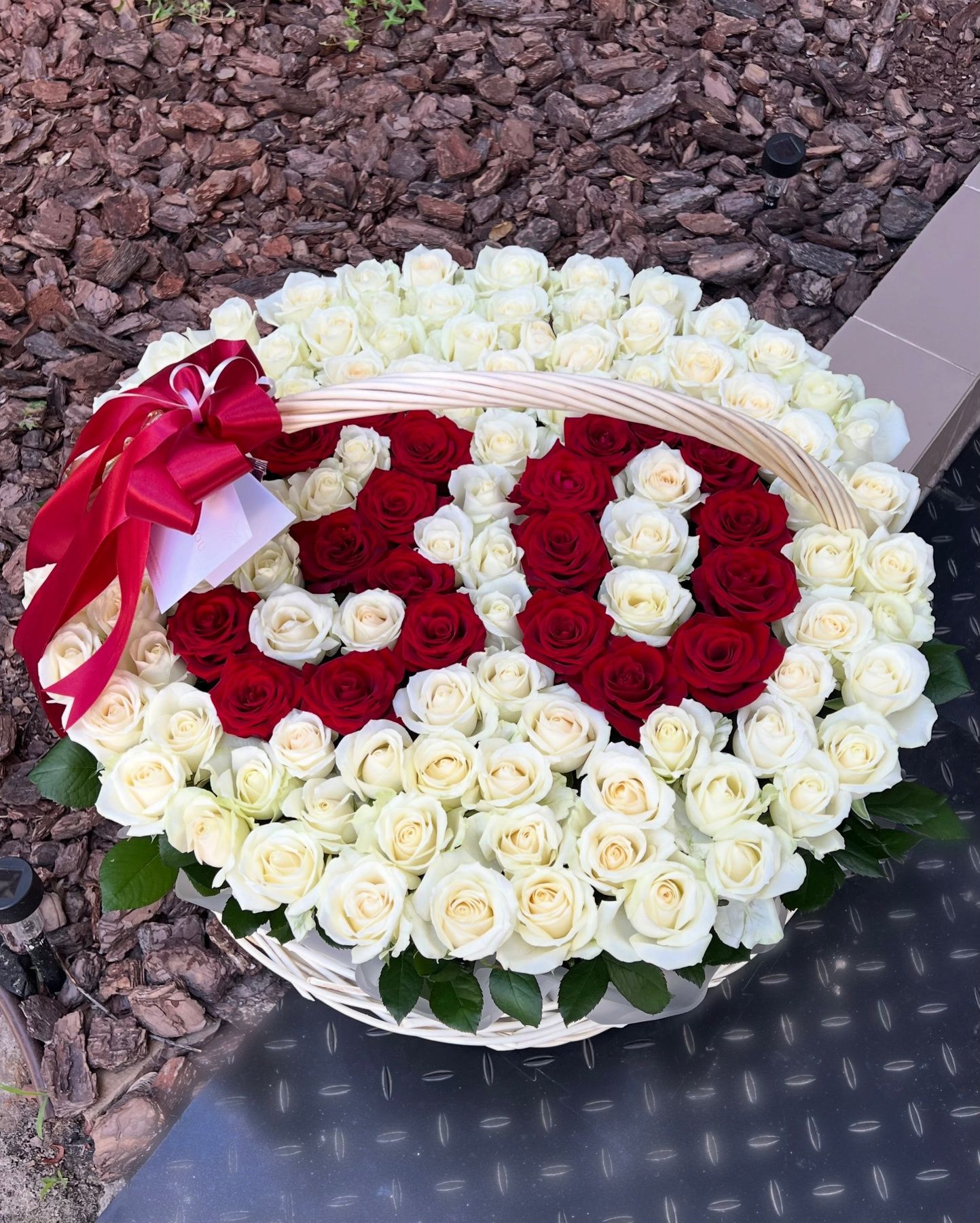 101 Біла та червона троянда в корзині XL &laquo;30&raquo;