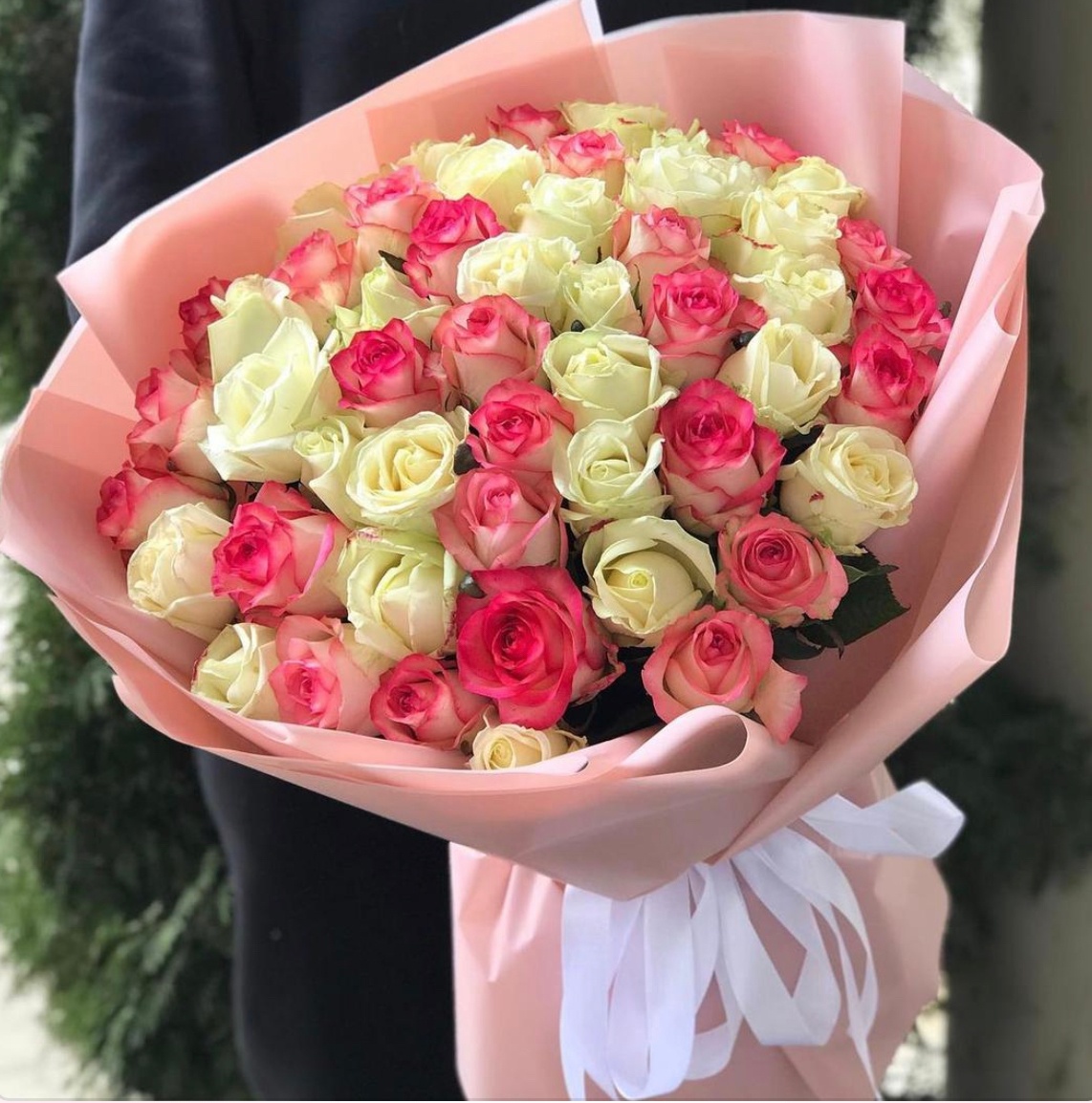 59 Троянд мікс джумілія та біла троянда, 70 см «Перший поцілунок»