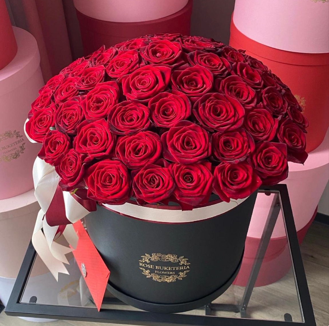 59 Червоних троянд в шляпній коробці L «Безпрограшний варіант»