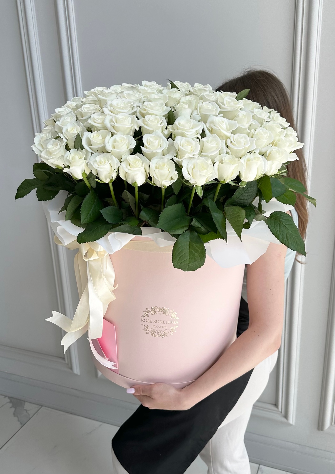 101 Біла троянда в шляпній коробці XXL «Білосніжний бутон»